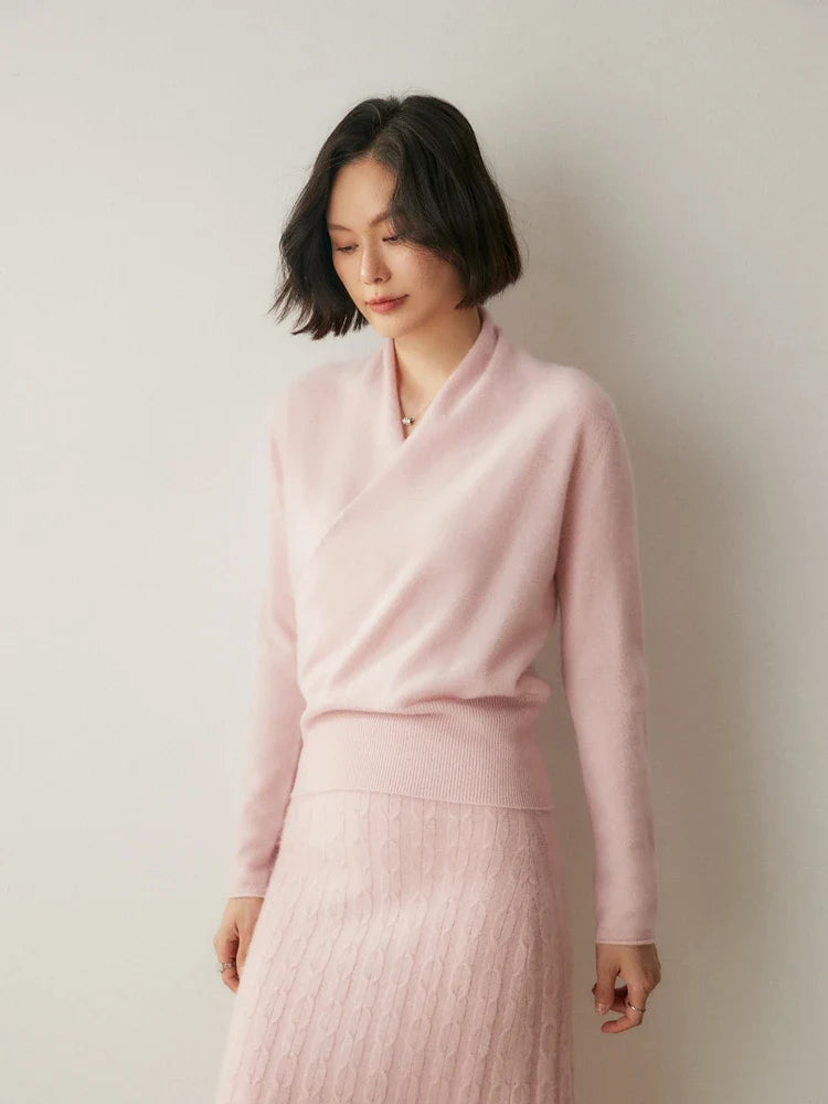 Women's pullover sweater with crew neck and ribbed cuffs