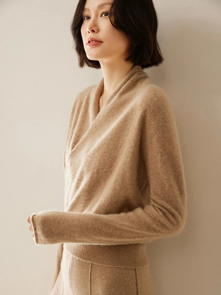 Women's pullover sweater with crew neck and ribbed cuffs
