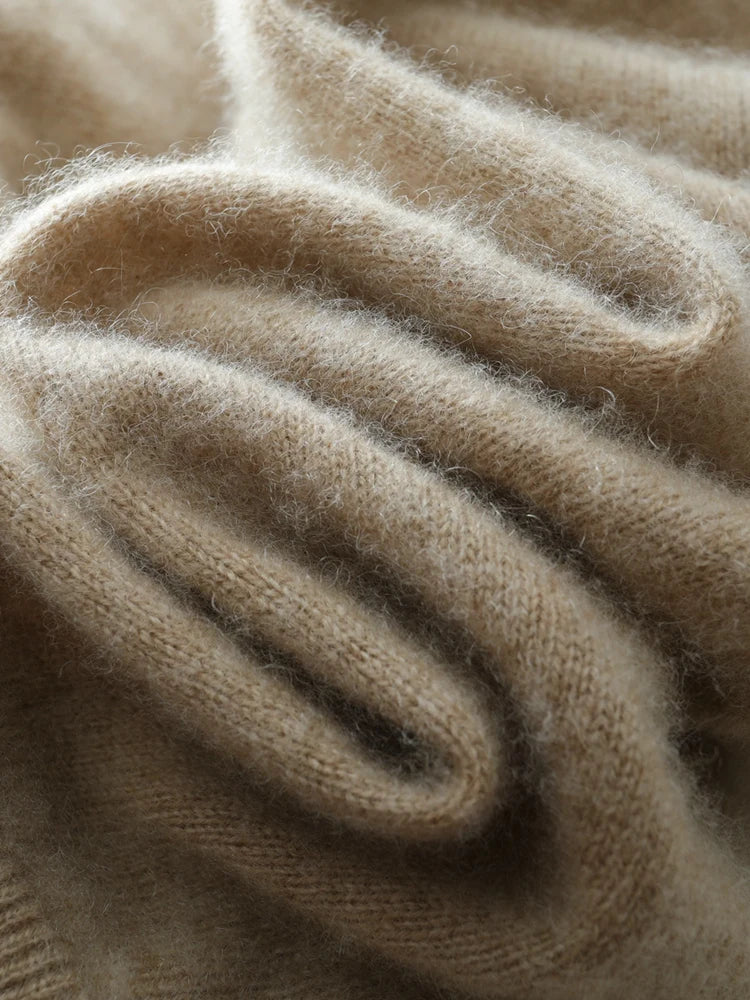 Women's pullover sweater with crew neck and ribbed cuffs