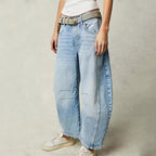 Women's barrel-leg jeans with front and back pockets