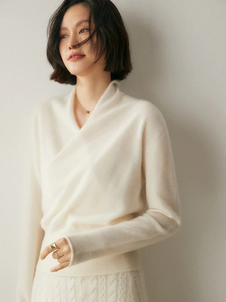 Women's pullover sweater with crew neck and ribbed cuffs