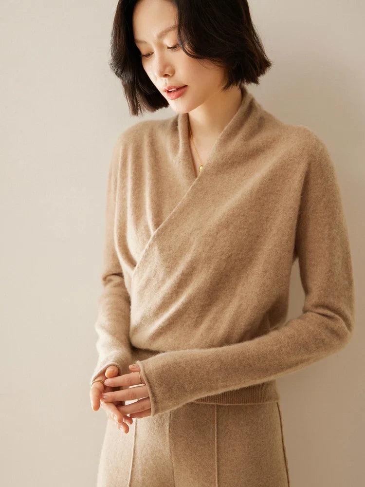 Women's pullover sweater with crew neck and ribbed cuffs