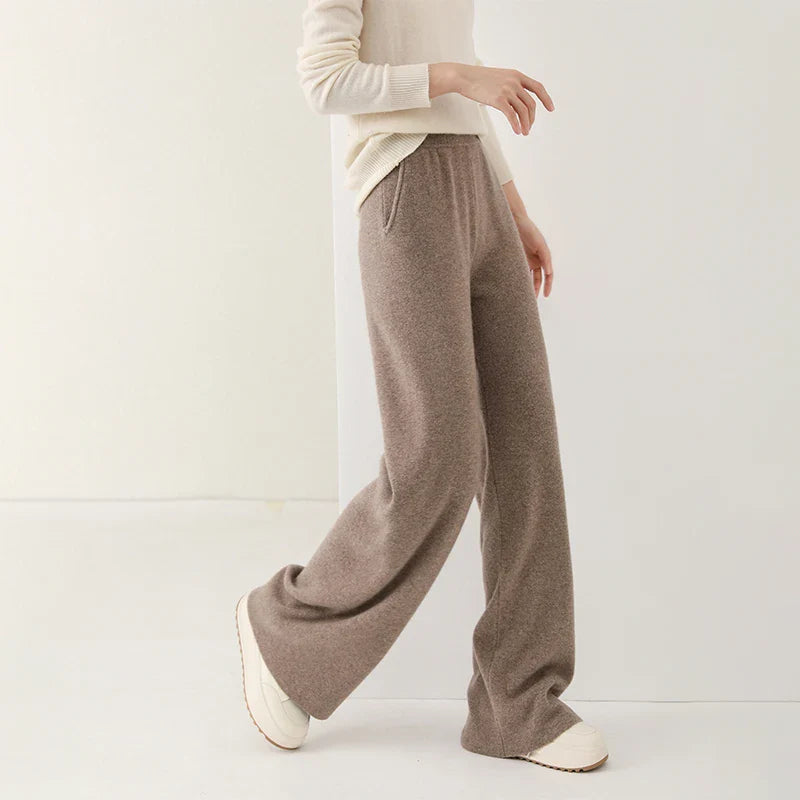 Women's tapered sweatpants with elasticated waistband