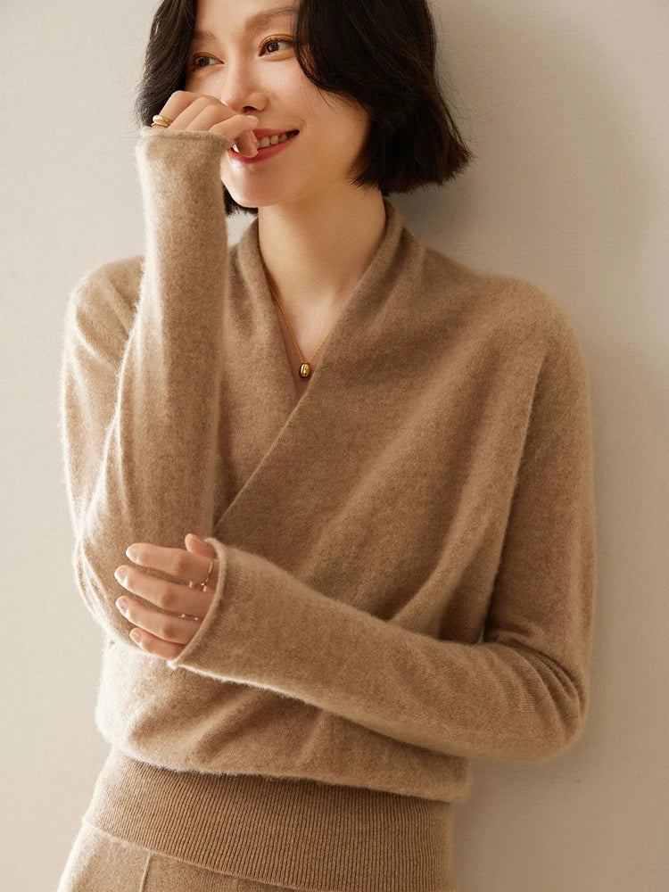 Women's pullover sweater with crew neck and ribbed cuffs