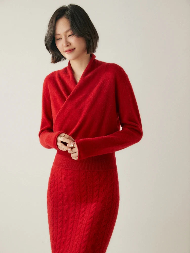 Women's pullover sweater with crew neck and ribbed cuffs