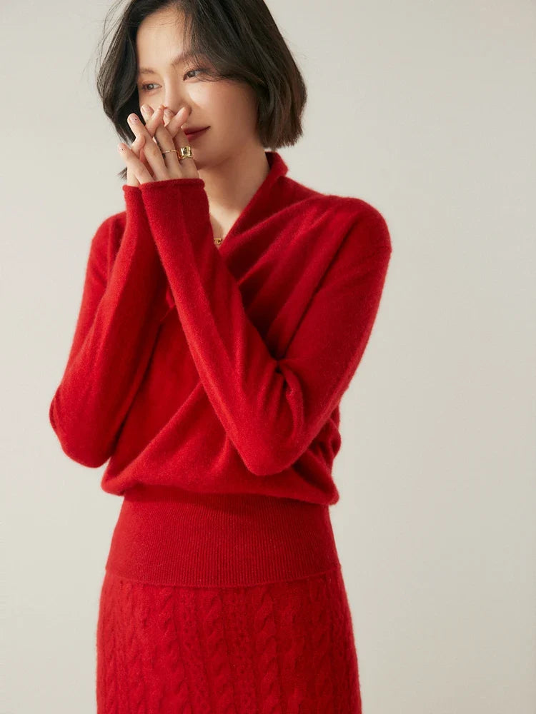 Women's pullover sweater with crew neck and ribbed cuffs