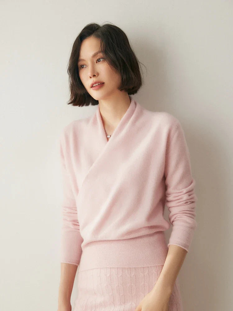 Women's pullover sweater with crew neck and ribbed cuffs
