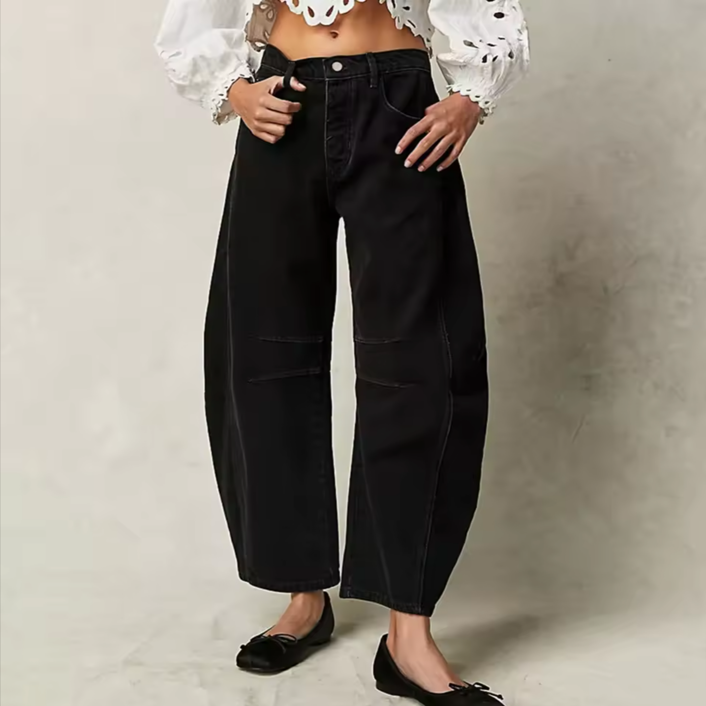 Women's barrel-leg jeans with front and back pockets