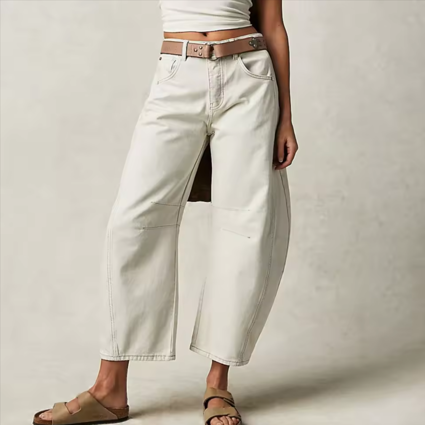 Women's barrel-leg jeans with front and back pockets