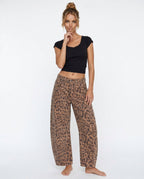 Women's barrel-leg jeans with front and back pockets