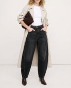 Women's barrel-leg jeans with front and back pockets