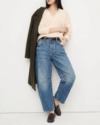 Women's barrel-leg jeans with front and back pockets
