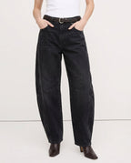 Women's barrel-leg jeans with front and back pockets