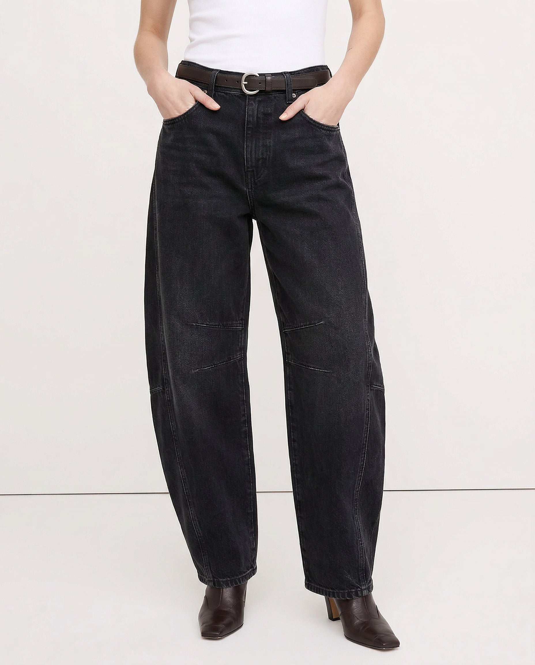 Women's barrel-leg jeans with front and back pockets