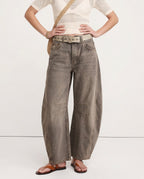 Women's barrel-leg jeans with front and back pockets