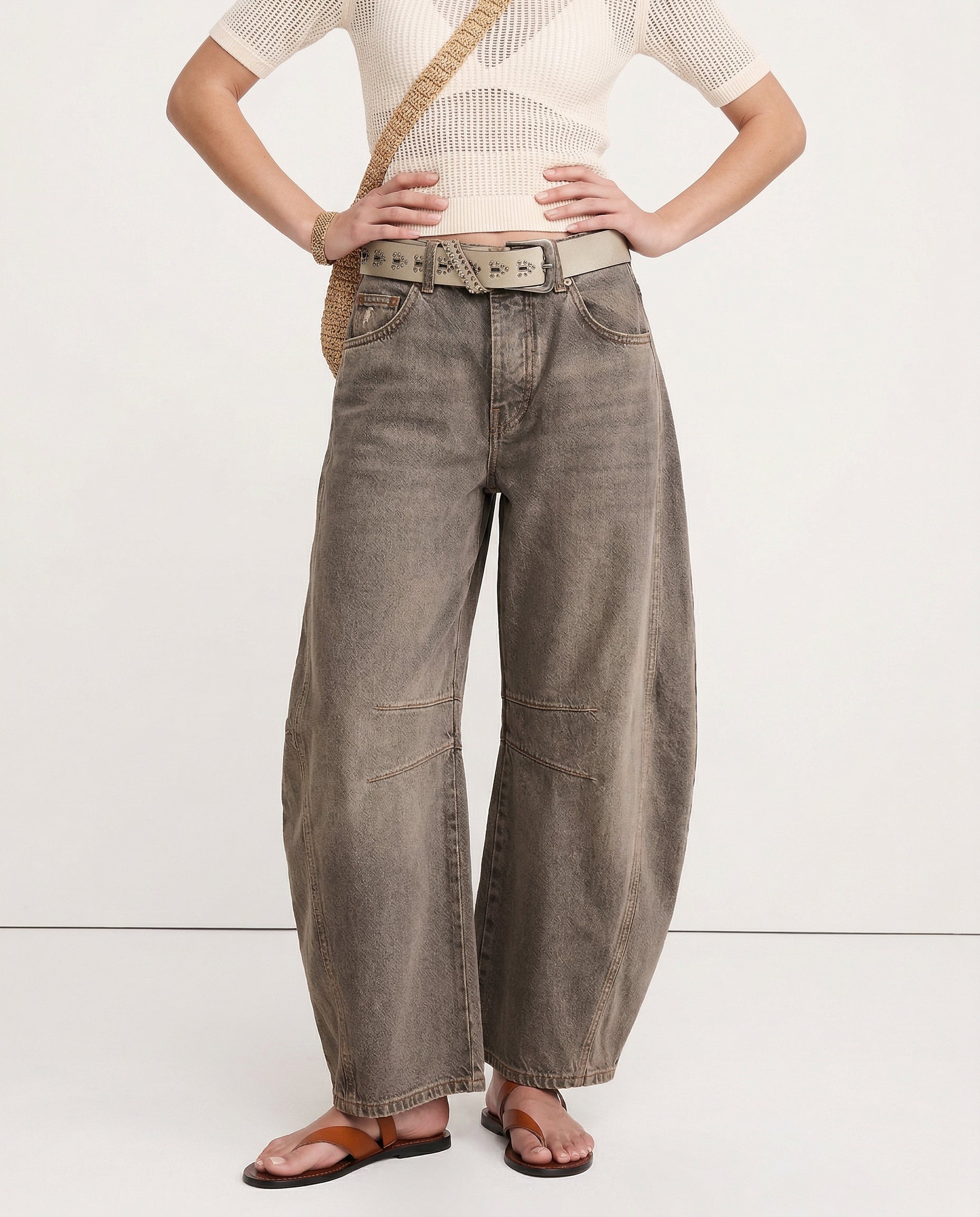 Women's barrel-leg jeans with front and back pockets