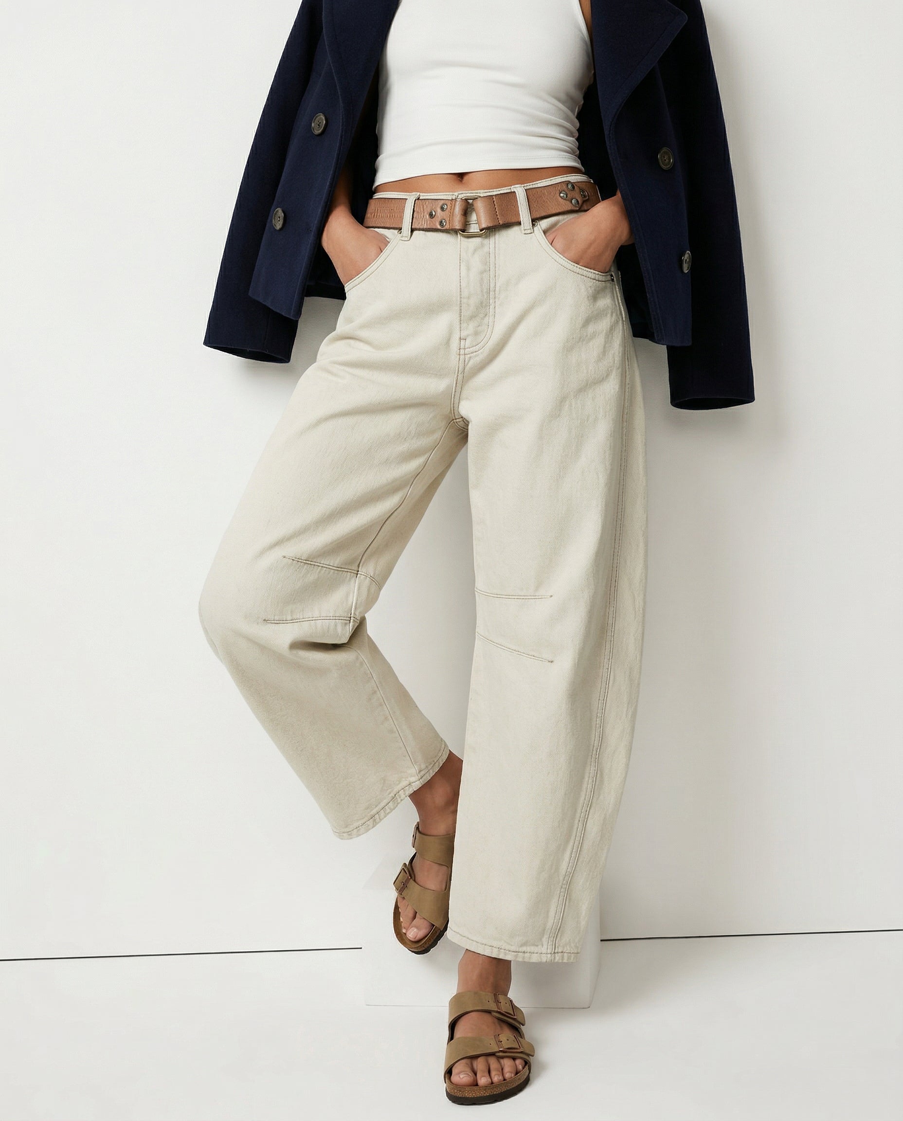 Women's barrel-leg jeans with front and back pockets