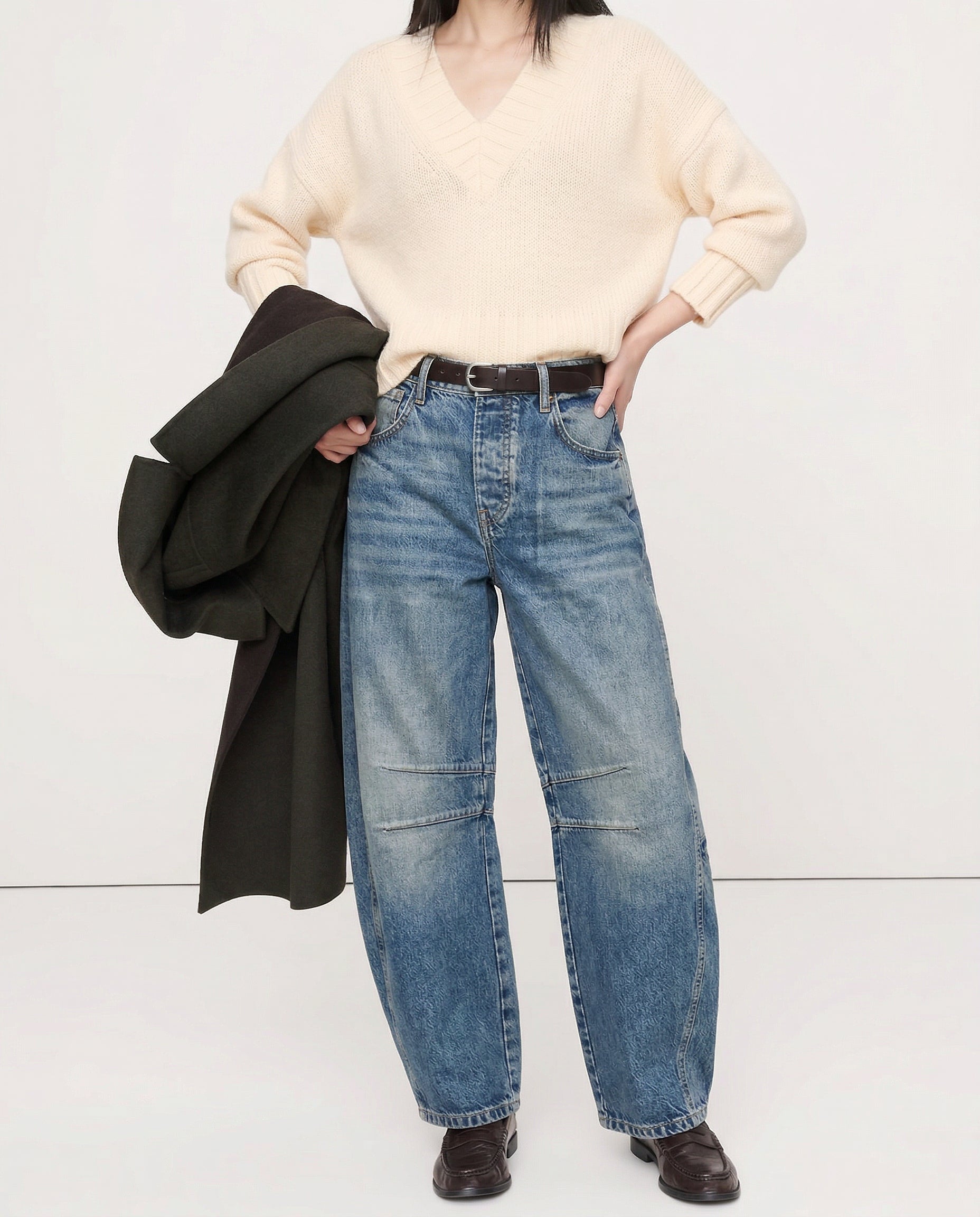 Women's barrel-leg jeans with front and back pockets