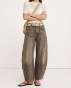 Women's barrel-leg jeans with front and back pockets