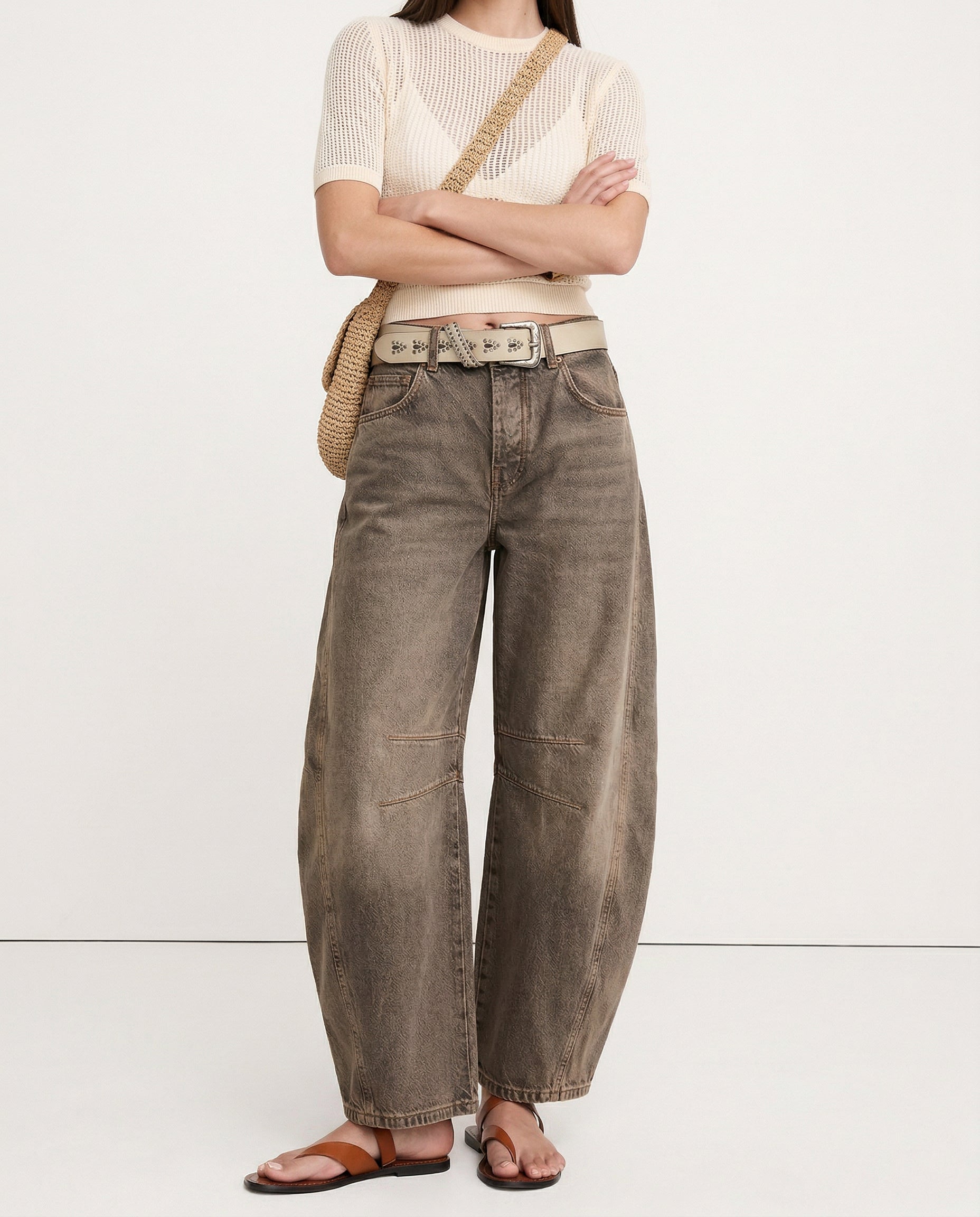 Women's barrel-leg jeans with front and back pockets