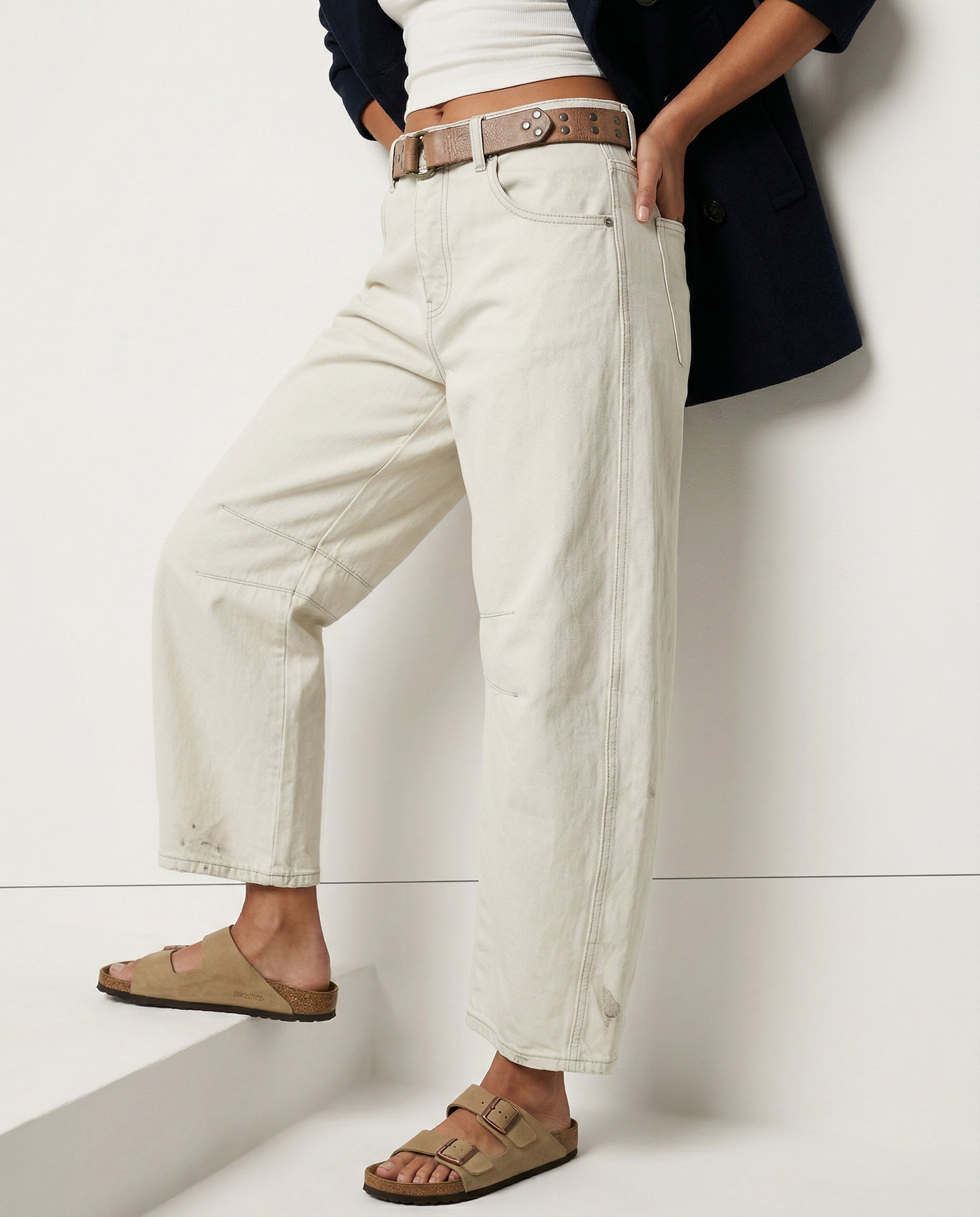 Women's barrel-leg jeans with front and back pockets