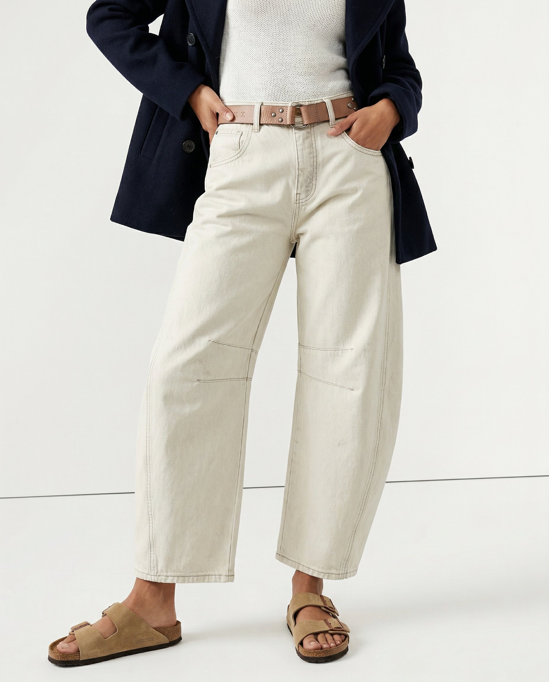 Women's barrel-leg jeans with front and back pockets