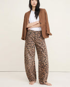 Women's barrel-leg jeans with front and back pockets