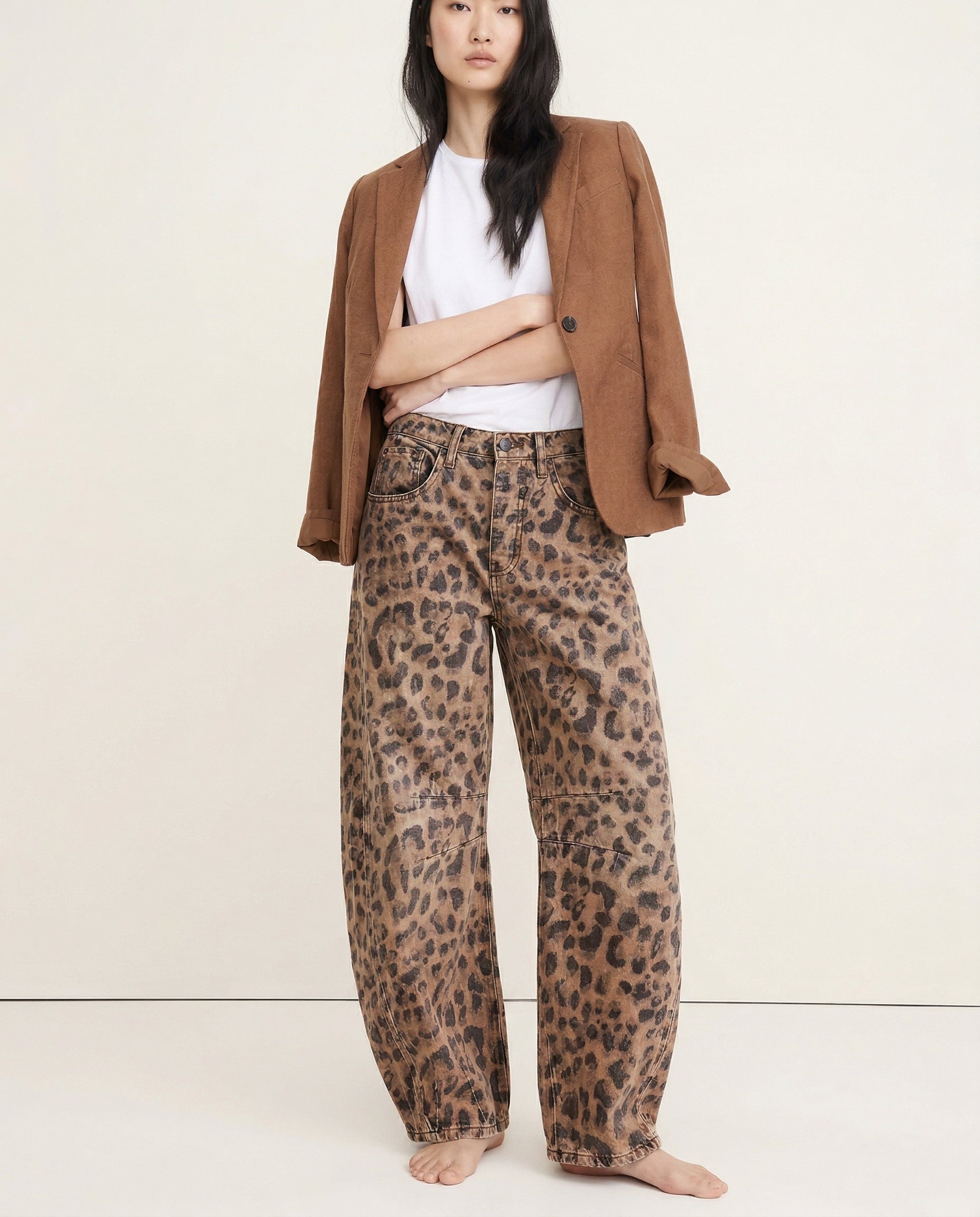 Women's barrel-leg jeans with front and back pockets