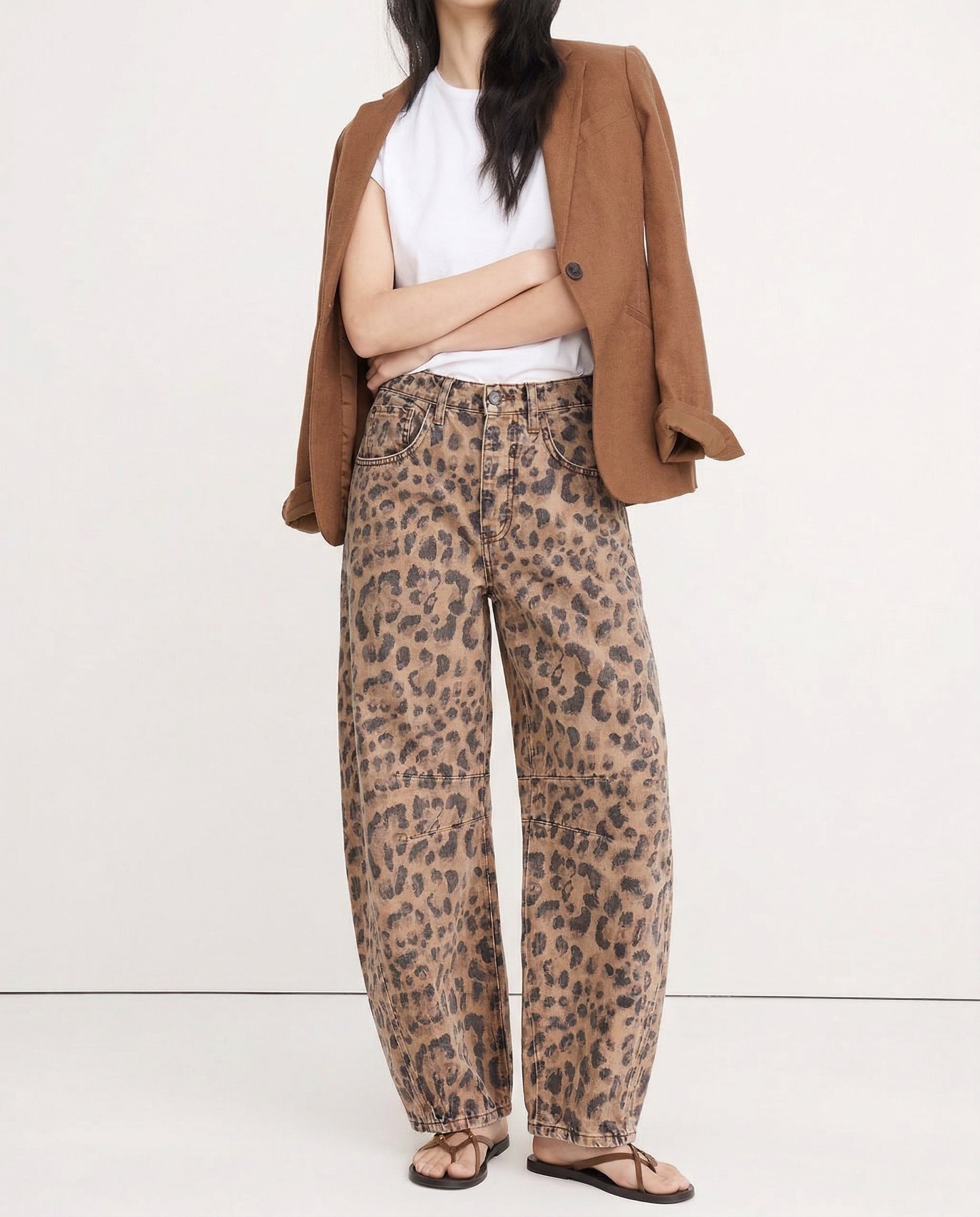 Women's barrel-leg jeans with front and back pockets