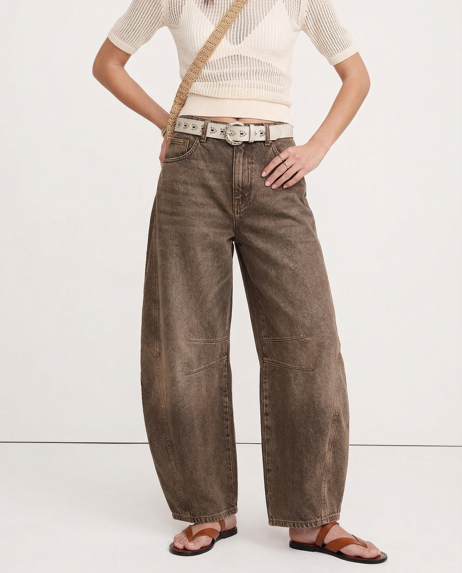 Women's barrel-leg jeans with front and back pockets