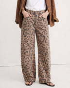 Women's barrel-leg jeans with front and back pockets
