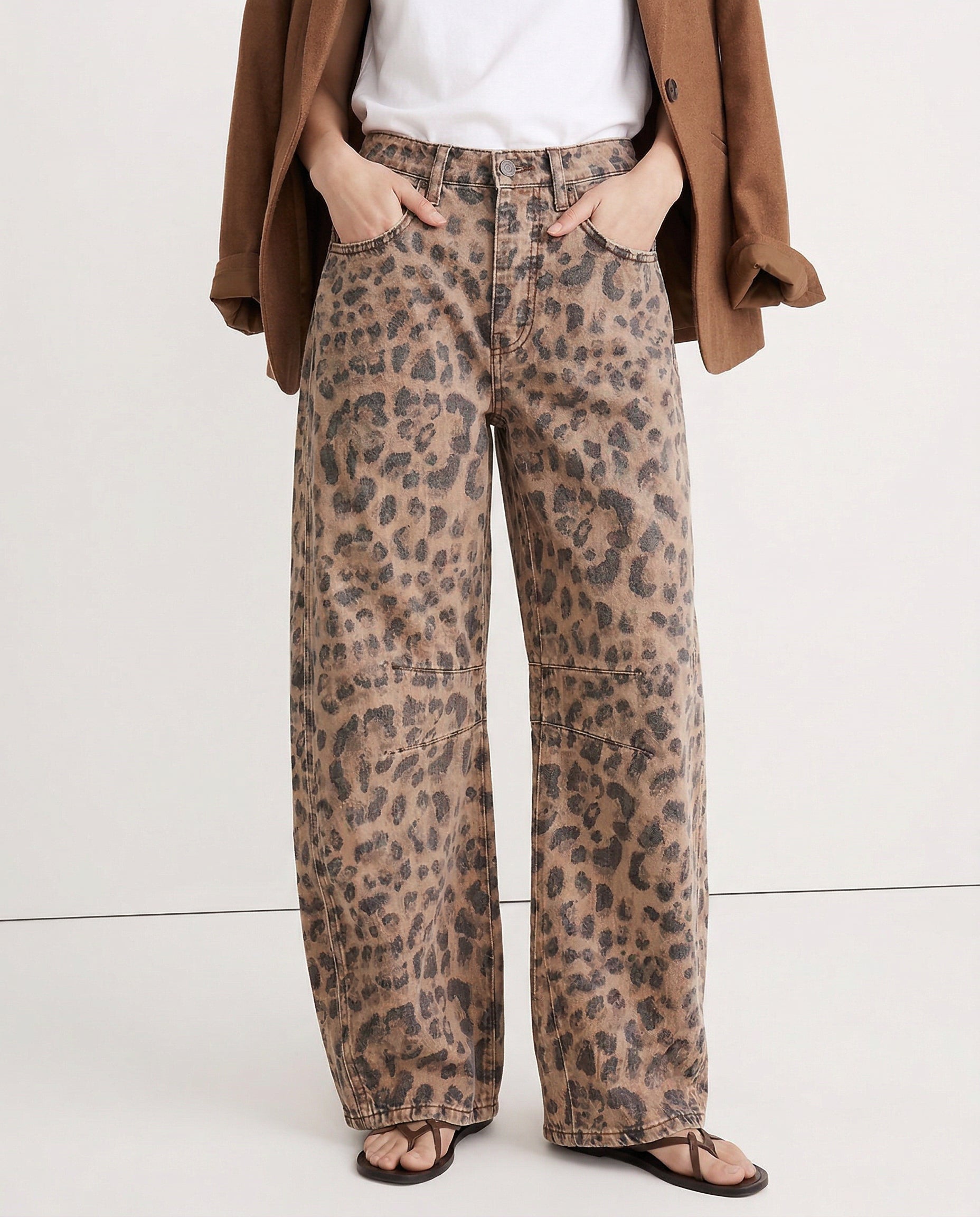 Women's barrel-leg jeans with front and back pockets