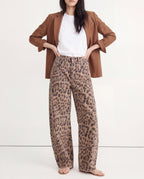 Women's barrel-leg jeans with front and back pockets