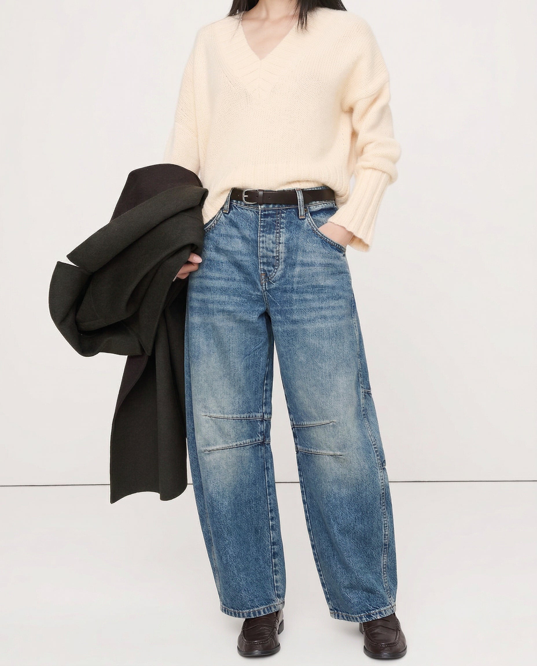 Women's barrel-leg jeans with front and back pockets