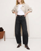 Women's barrel-leg jeans with front and back pockets