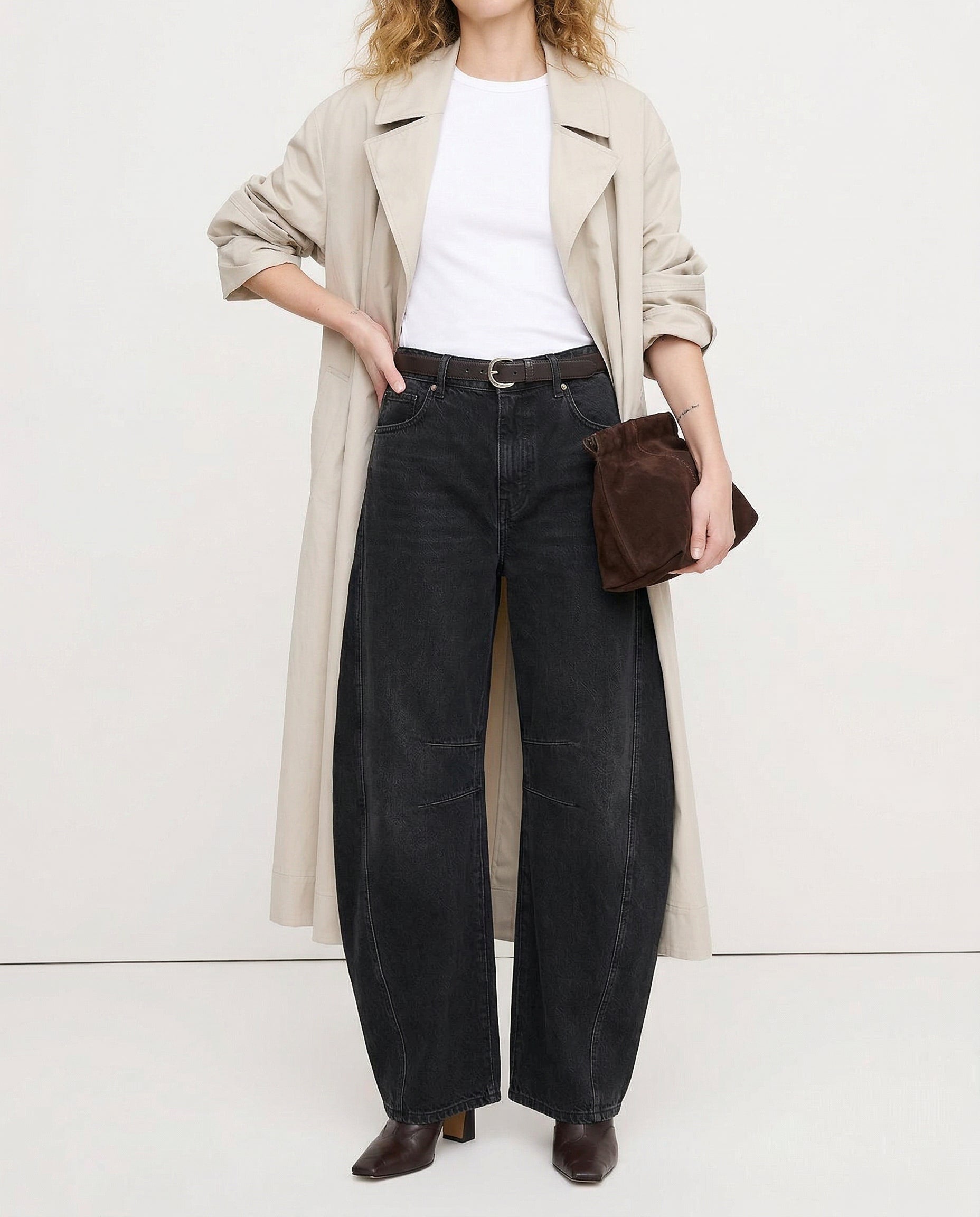 Women's barrel-leg jeans with front and back pockets