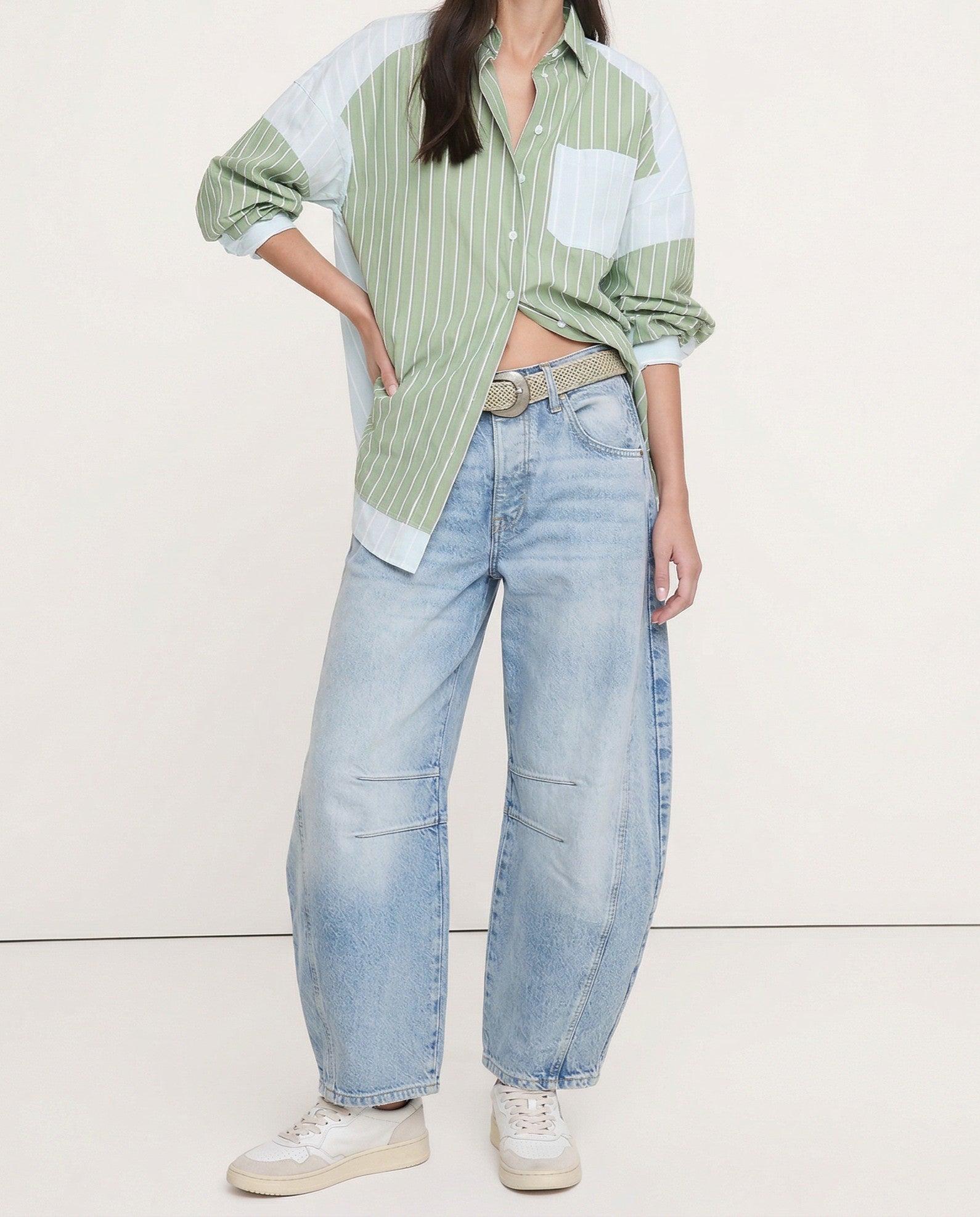 Women's barrel-leg jeans with front and back pockets