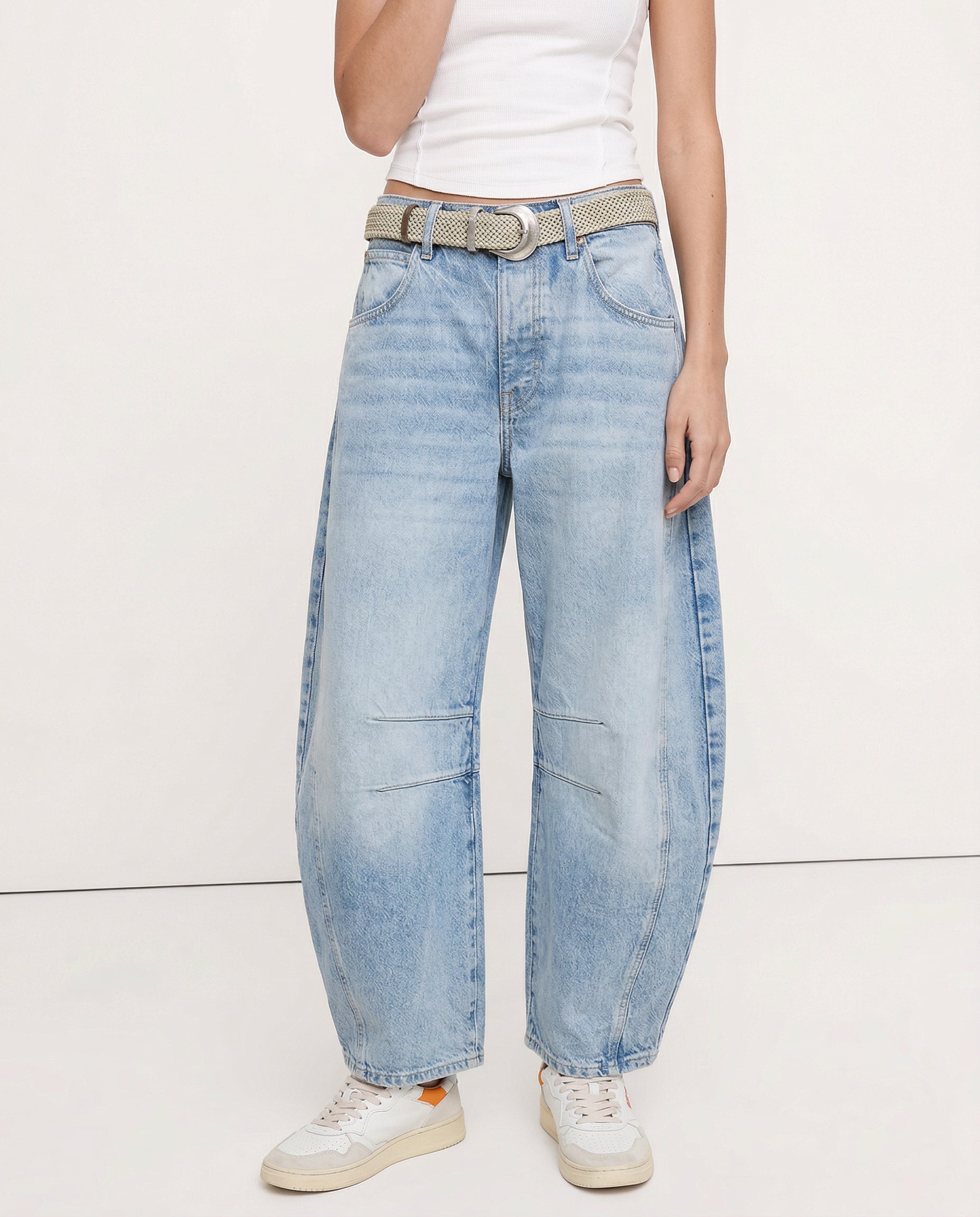 Women's barrel-leg jeans with front and back pockets