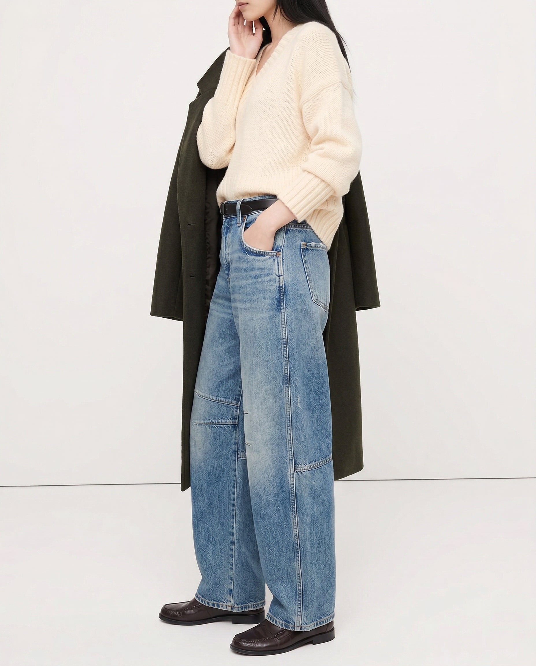 Women's barrel-leg jeans with front and back pockets