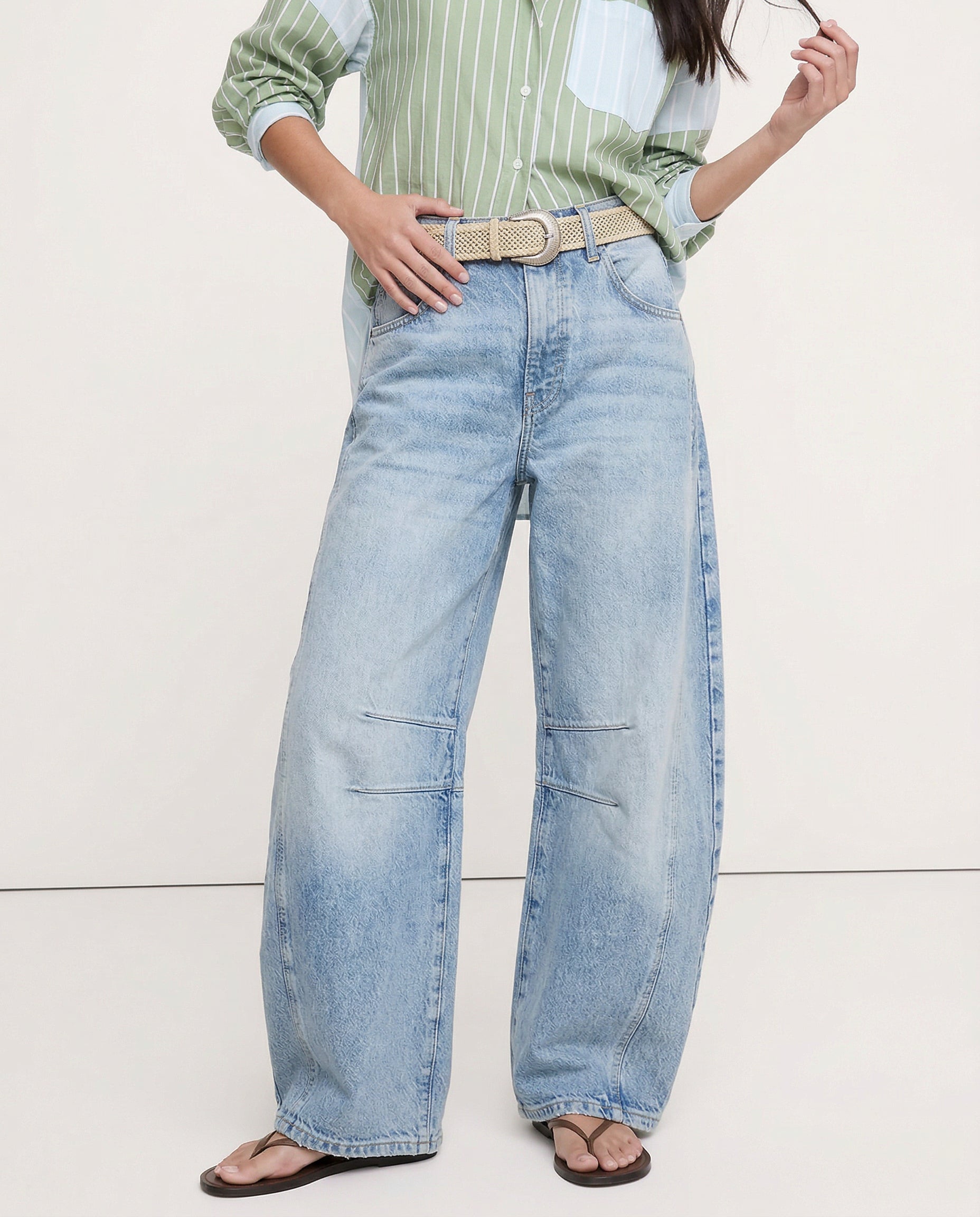 Women's barrel-leg jeans with front and back pockets