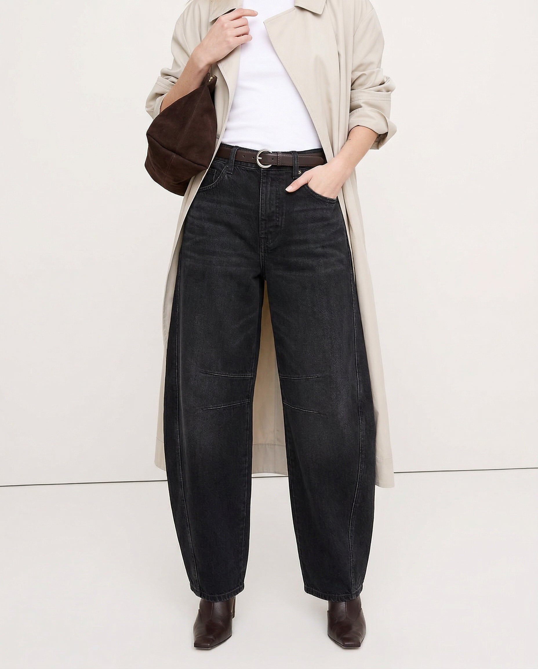 Women's barrel-leg jeans with front and back pockets