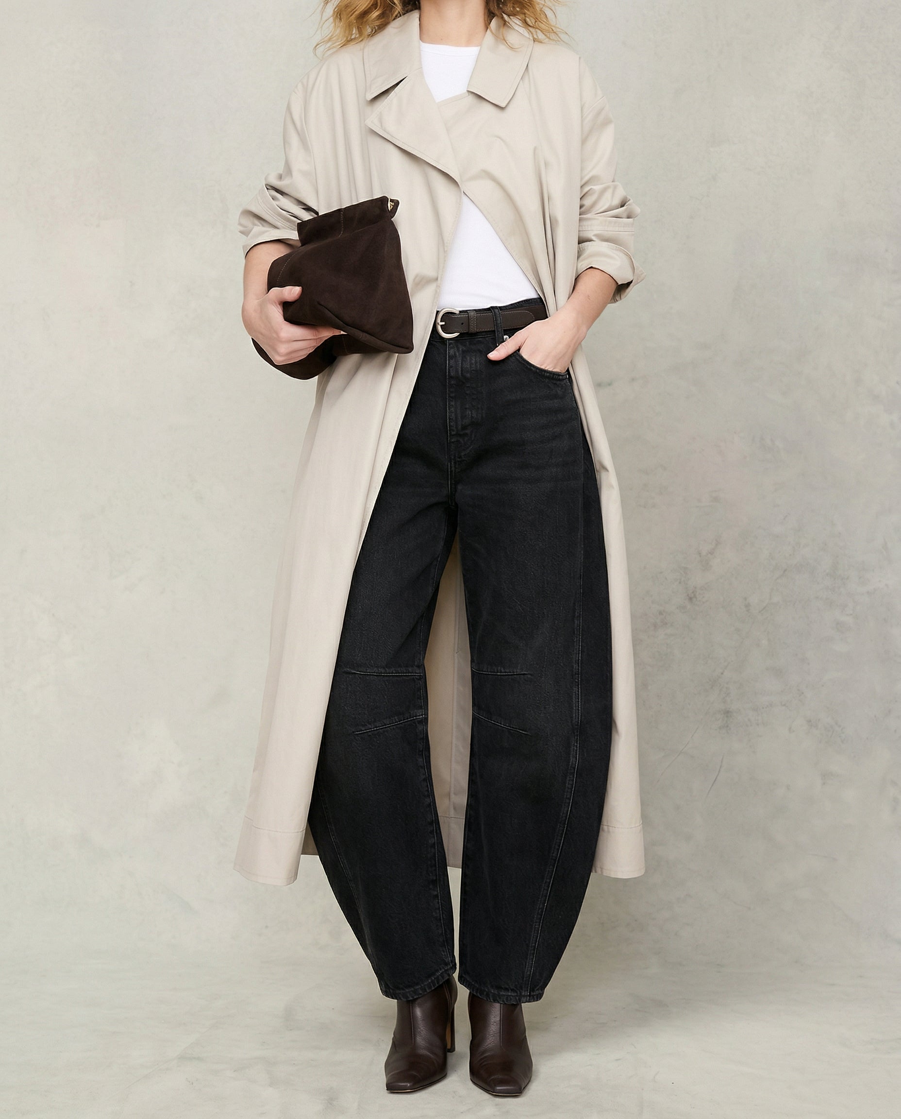 Women's barrel-leg jeans with front and back pockets