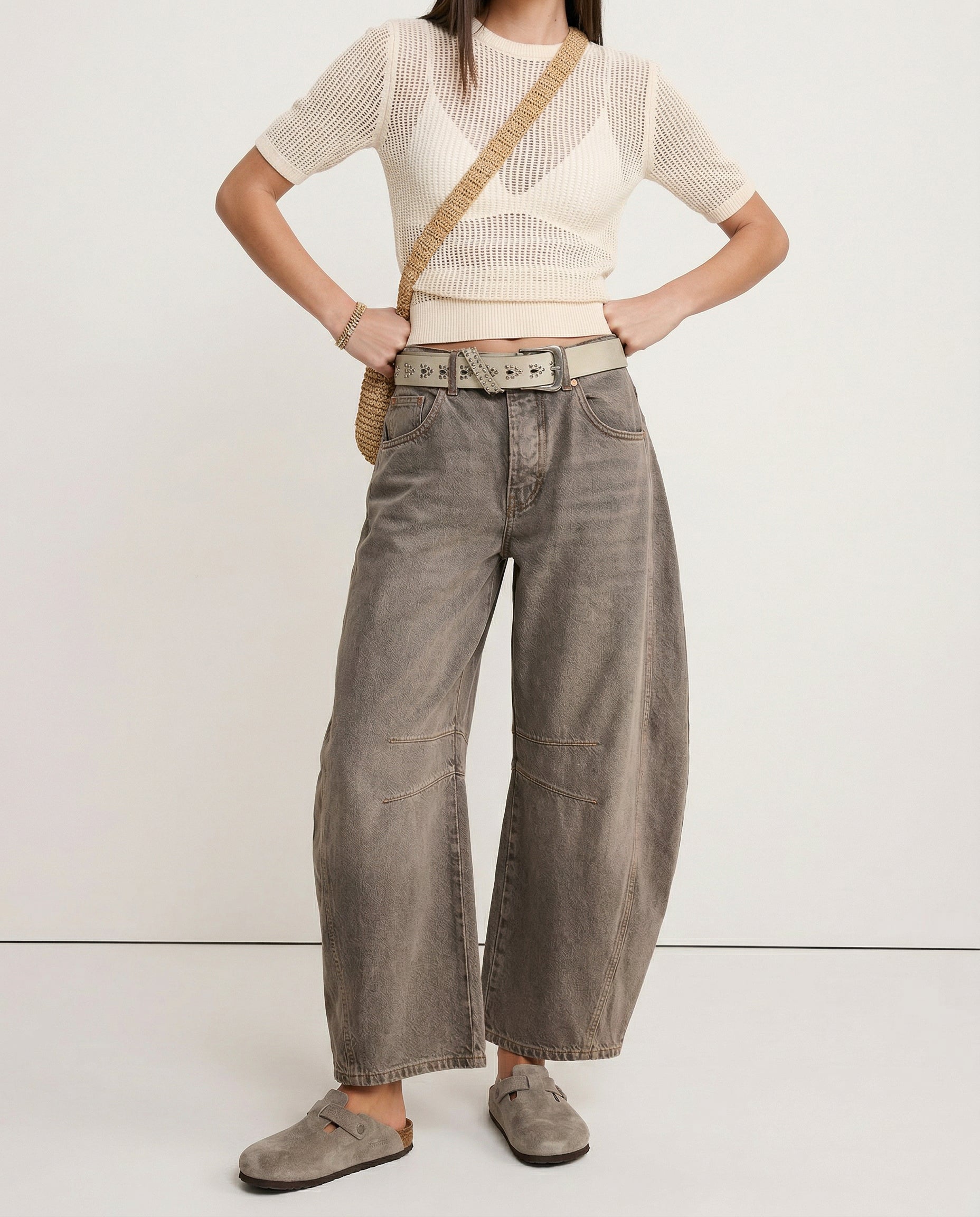 Women's barrel-leg jeans with front and back pockets