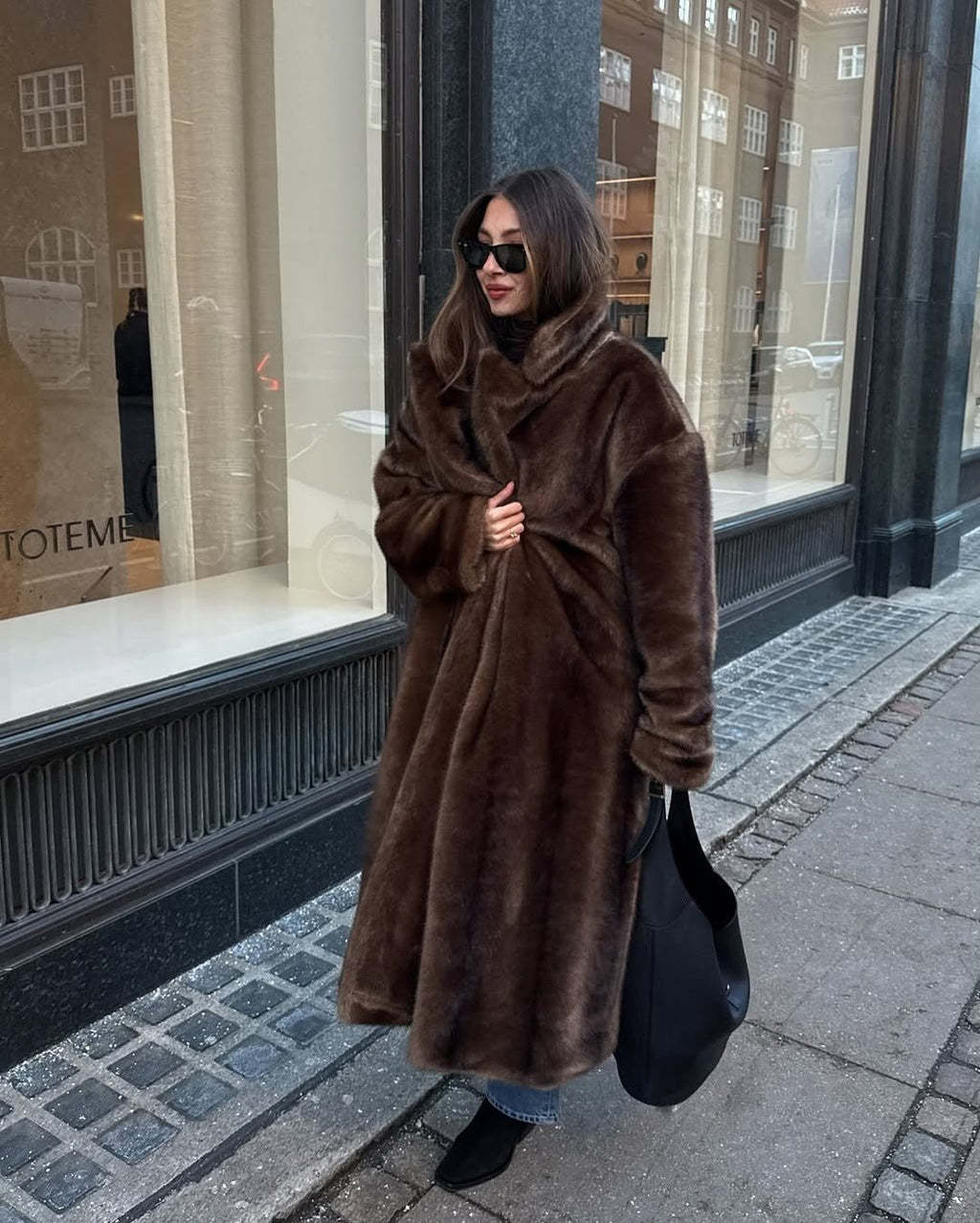 Women's maxi faux-fur coat with long sleeves