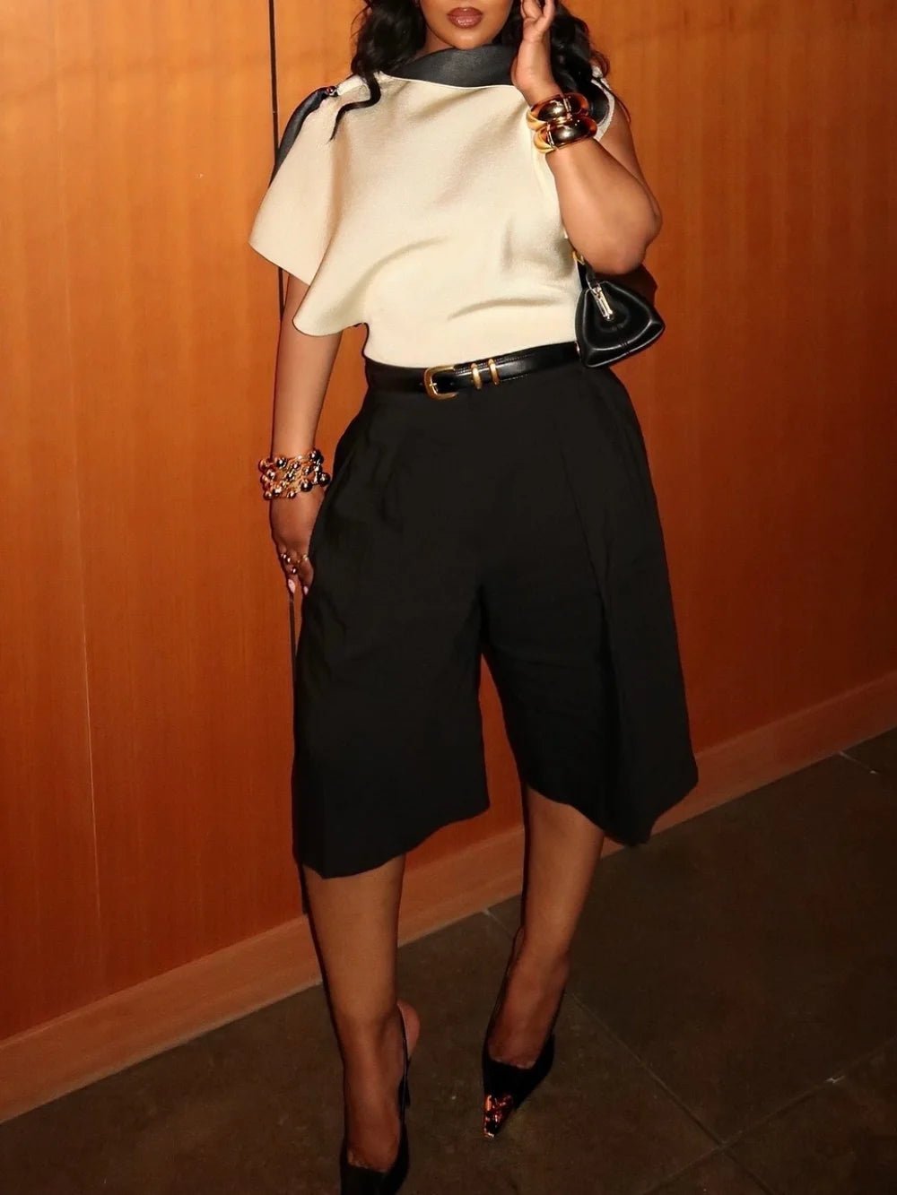 Women's high-waisted pleated bermuda shorts with belt