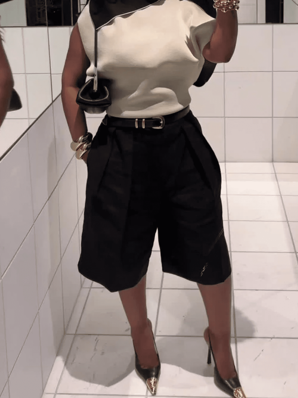 Women's high-waisted pleated bermuda shorts with belt