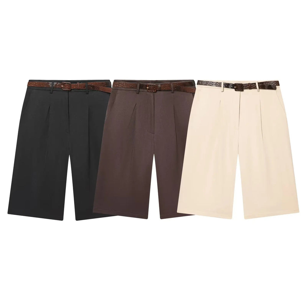 Women's high-waisted pleated bermuda shorts with belt