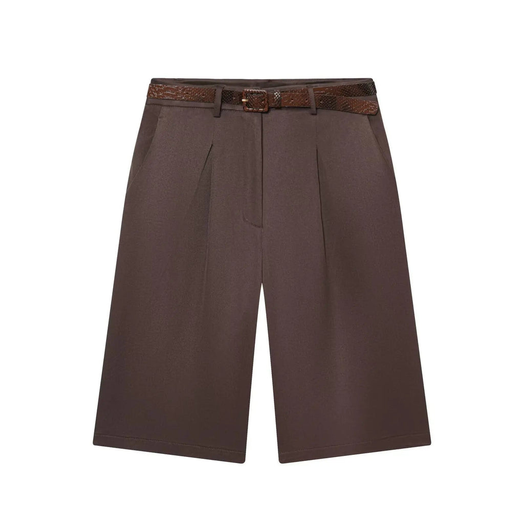 Women's high-waisted pleated bermuda shorts with belt