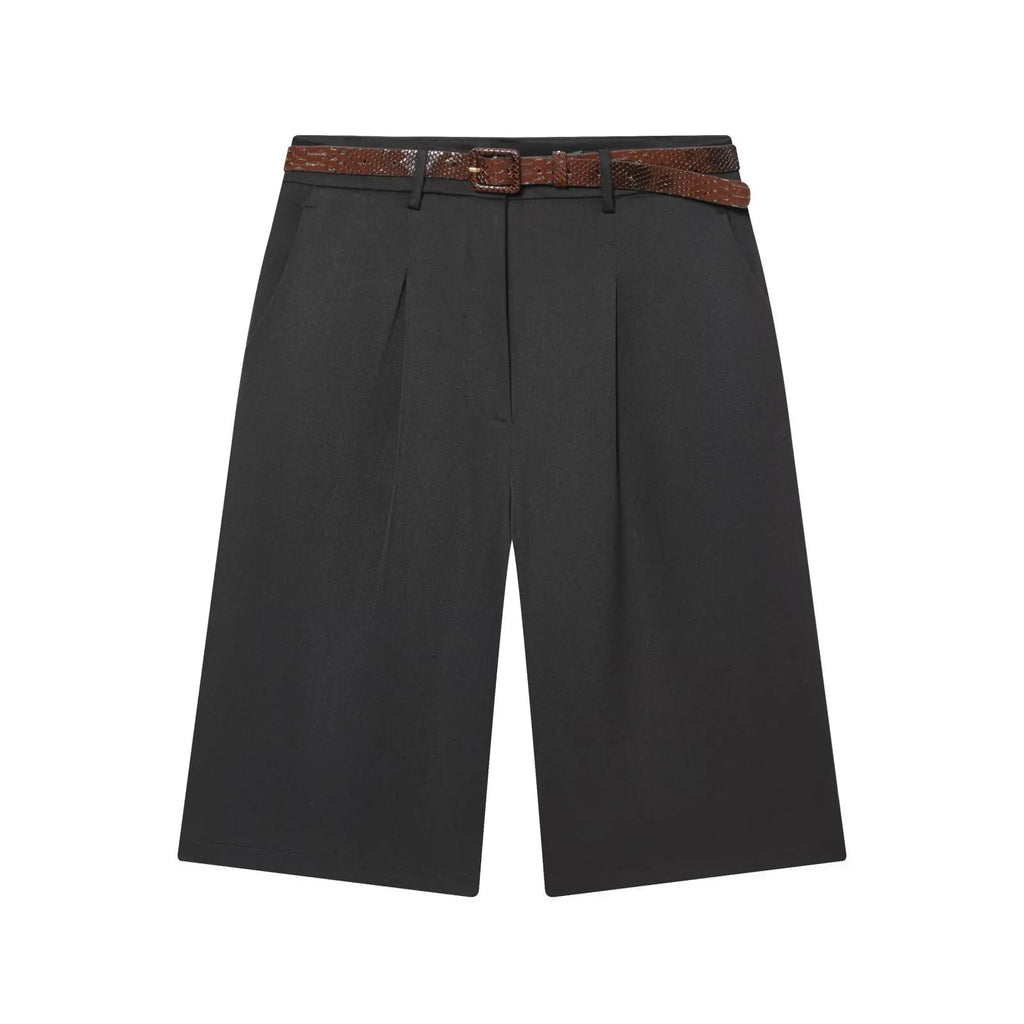 Women's high-waisted pleated bermuda shorts with belt