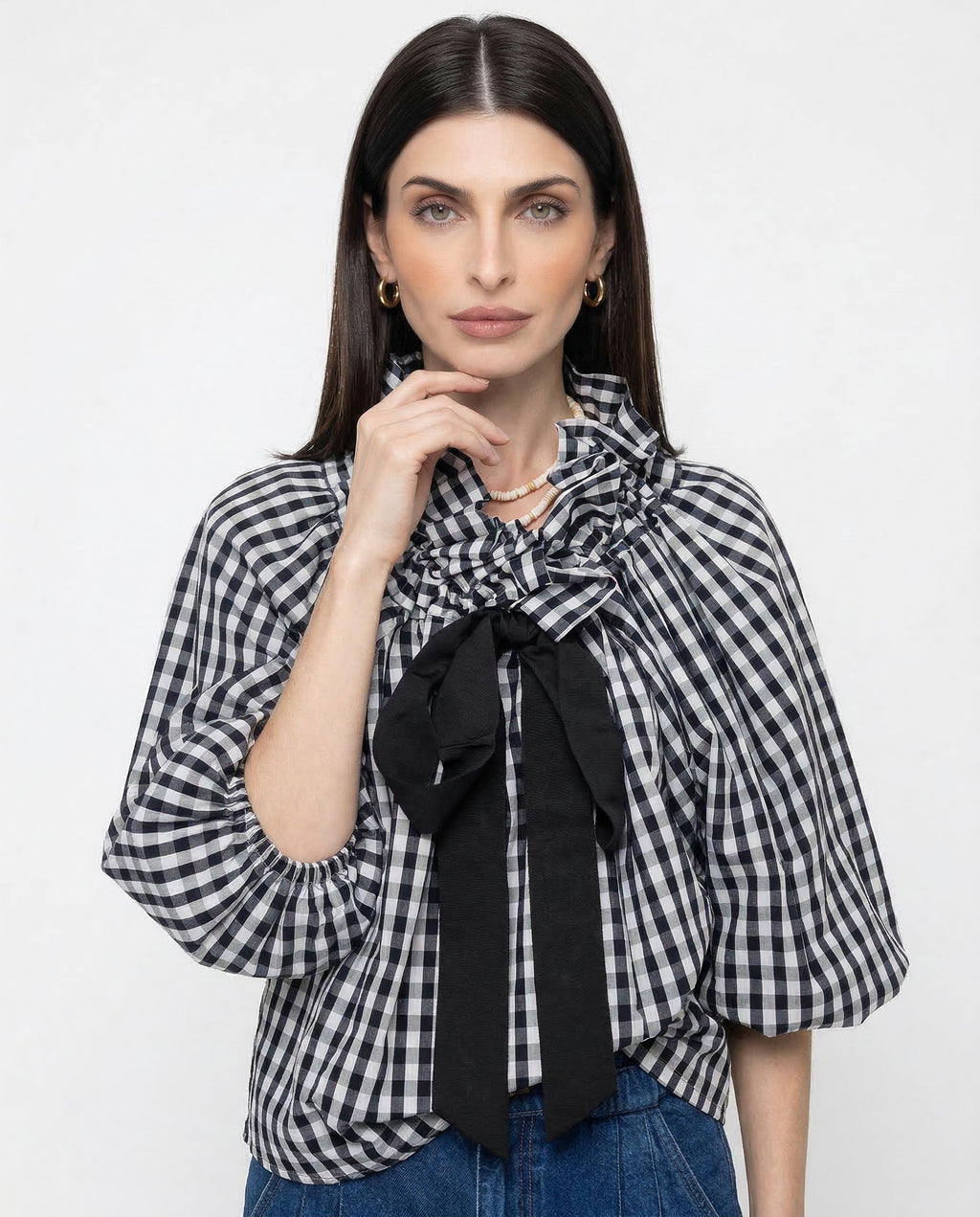 Women's blouse with puffed sleeves and fitted body
